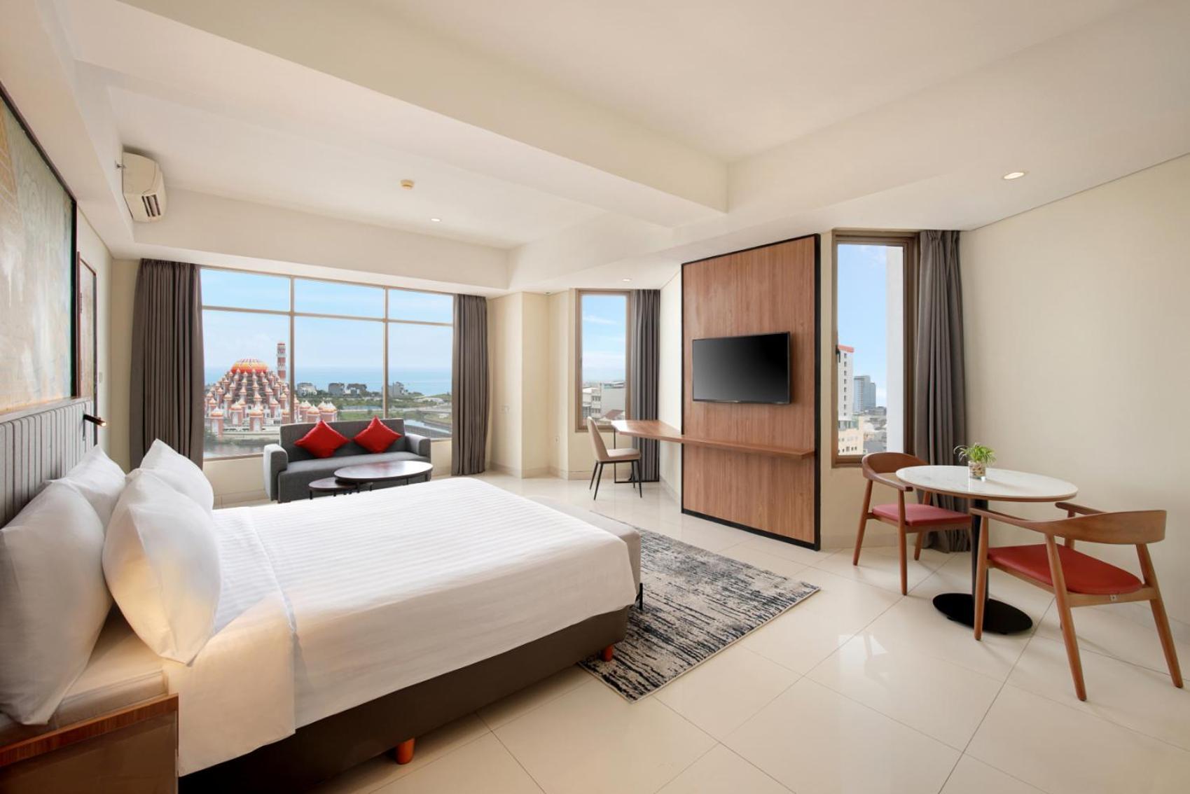 Aston Inn Pantai Losari Makassar Exterior photo